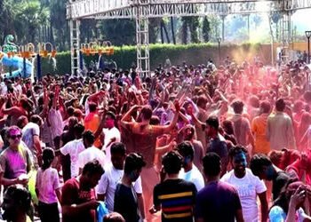 સુરતીઓમાં ડેસ્ટીનેશન ધુળેટીનો વધતો ક્રેઝ : ધુળેટીના રંગ સાથે મસ્તીનો રંગ માટે સુરતીઓ પહોંચ્યા સંઘ પ્…