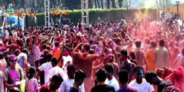 સુરતીઓમાં ડેસ્ટીનેશન ધુળેટીનો વધતો ક્રેઝ : ધુળેટીના રંગ સાથે મસ્તીનો રંગ માટે સુરતીઓ પહોંચ્યા સંઘ પ્…