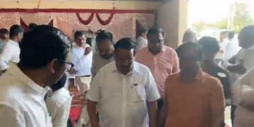 ‘મારી ટિકિટ કાપી તેનો બદલો લોકસભામાં લીધો’, સી.આર. પાટીલ સાથે નિલેશ કુંભાણીની મુલાકાત, કોંગ્રેસે કર્…