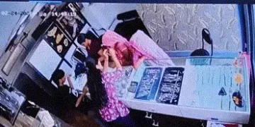 અમદાવાદના જ્વેલર્સમાં સોનાની ચોરી કરતી બે મહિલાઓ જેલહવાલે, ગ્રાહક બનીને આવતી અને દાગીના સેરવી લેતી |…