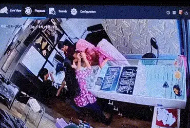 અમદાવાદના જ્વેલર્સમાં સોનાની ચોરી કરતી બે મહિલાઓ જેલહવાલે, ગ્રાહક બનીને આવતી અને દાગીના સેરવી લેતી |…