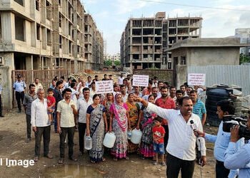 લાઇટ બિલ નહીં ભરતા સાંઇનાથ કન્સ્ટ્રક્શન સાઈટના 80 પરિવારોની લાઈટ, પાણી, લિફ્ટની સુવિધા છીનવાતા હેરાન…