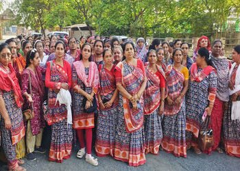 સુરેન્દ્રનગરમાં આંગણવાડી બહેનોનું ઓનલાઇન કામગીરી સામે પ્રદર્શન | Anganwadi sisters protest against o…