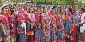 સુરેન્દ્રનગરમાં આંગણવાડી બહેનોનું ઓનલાઇન કામગીરી સામે પ્રદર્શન | Anganwadi sisters protest against o…