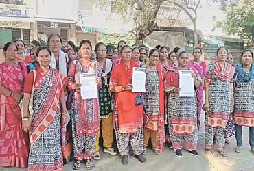 આંગણવાડી બહેનોએ ઓનલાઇન એન્ટ્રી, ટેક્નિકલ સમસ્યાઓ સામે મોરચો માંડયો | Anganwadi sisters protest again…