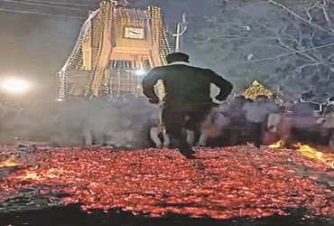 પલાણા ગામે હોળીના પર્વે અનોખી પરંપરા, ધગધગતા અંગારા ઉપર દોડયાં શ્રદ્ધાળુઓ | A unique tradition on th…