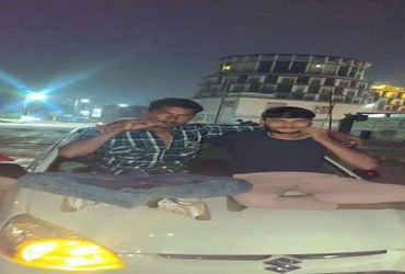 કારના બોનેટ પર બેસી રિલ બનાવતા યુવકોનો વીડિયો વાયરલ થયો | Video of youths making reels sitting on ca…