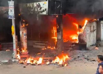 માંજલપુરના કોમ્પ્લેક્સમાં SBIના ATMમાં આગ લાગતાં નાસભાગ મચી,લોકો નીચે દોડી આવ્યા | A stampede broke …