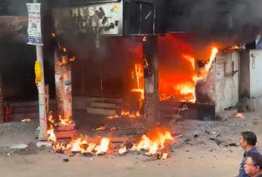 માંજલપુરના કોમ્પ્લેક્સમાં SBIના ATMમાં આગ લાગતાં નાસભાગ મચી,લોકો નીચે દોડી આવ્યા | A stampede broke …