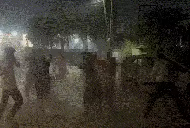 સુરક્ષિત અમદાવાદની પોલ ખોલતાં દ્રશ્યો, સરાજાહેર મહિલા-પુરુષ પર લાકડી લઈને તૂટી પડ્યા ચાર શખ્સો | Ahm…