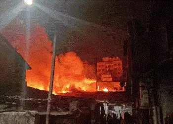 અમદાવાદમાં મોડી રાત્રે કાલુપુર બ્રિજ પાસે સેવના કારખાનામાં વિકરાળ આગ લાગતા દોડધામ | Massive Fire Bre…