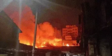 અમદાવાદમાં મોડી રાત્રે કાલુપુર બ્રિજ પાસે સેવના કારખાનામાં વિકરાળ આગ લાગતા દોડધામ | Massive Fire Bre…