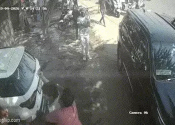 અમદાવાદના શાહઆલમમાં પાર્ક કરવાની ના પાડતા કારચાલક રોષે ભરાયો, દુકાનમાં ઘૂસી બાપ દીકરા પર છરીથી જીવલે…