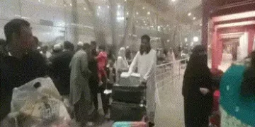 યુદ્ધના ઓછાયા વચ્ચે દુબઈથી 170 મુસાફરો અમદાવાદ પહોંચ્યા, પરિજનોની આંખોમાં હરખના આંસુ | Second Flight…