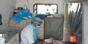 ઈંટોના ભઠ્ઠામાં કામ કરતી મહિલાની 108 એમ્બ્લુન્સમાં ડિલિવરી કરાવઇ | A woman working in a brick kiln w…