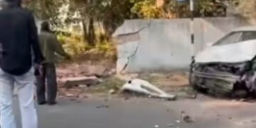 યુનિ.પેવેલિયન નજીક પૂરઝડપે પસાર થતી કારે ગેટની દિવાલ તોડી નાંખી | overspeeded car damaged wall of MS…