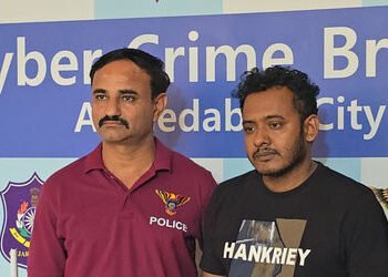 સૌરવ વિશ્વાસ બંધ ઇ-મેઇલ આઇડી રીકવર કરીને મોટાપ્રમાણમાં વેચ્યા હતા | ahmedabad cyber crime nabbed acc…