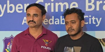 સૌરવ વિશ્વાસ બંધ ઇ-મેઇલ આઇડી રીકવર કરીને મોટાપ્રમાણમાં વેચ્યા હતા | ahmedabad cyber crime nabbed acc…