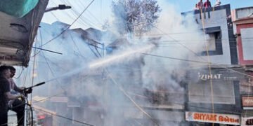 નડિયાદના અમદાવાદી બજારમાં ધૂળેટીના પર્વે હાર્ડવેરની દુકાનમાં આગ ભભૂકી ઉઠી | Fire breaks out in hardw…