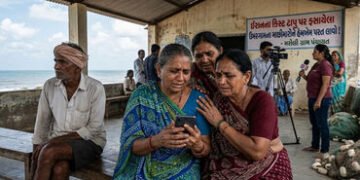 ઈરાનના કિસ્ટ ટાપુ પર માછીમારી માટે ગયેલા ઉમરગામના 25થી વધુ માછીમારો ફસાયા | umargam fishermen strand…