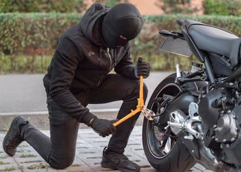 વડોદરાના ગાજરાવાડીમાંથી બાઈક ઉઠાવગીર પકડાયો, ચોરેલી બે મોટરસાયકલ કબજે | Bike snatcher caught from Ga…