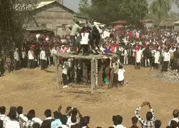 છોટા ઉદેપુરના રૂમડિયામાં ‘ગોળ ફર્યાનો મેળો’: બાધા પૂર્ણ થતા લાકડાના મંચ પર ગોળ-ગોળ ફેરવવાની અનોખી પર…