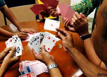 વડોદરાના ગાજરાવાડી વિસ્તારમાં ચાલતા જુગાર પર પોલીસની રેડ : 15 ખેલી ઝડપાયા | Police raid on gambling …