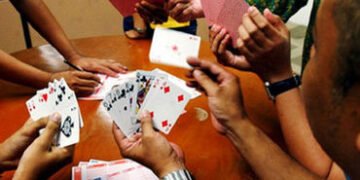 વડોદરાના ગાજરાવાડી વિસ્તારમાં ચાલતા જુગાર પર પોલીસની રેડ : 15 ખેલી ઝડપાયા | Police raid on gambling …