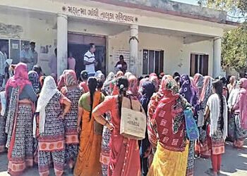 સાડામાં આંગણવાડી બહેનો ઓનલાઇન કામગીરીના વિરોધમાં હડતાળ પર ઉતરી | Anganwadi sisters in Sade go on str…