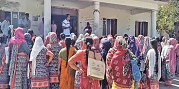 સાડામાં આંગણવાડી બહેનો ઓનલાઇન કામગીરીના વિરોધમાં હડતાળ પર ઉતરી | Anganwadi sisters in Sade go on str…
