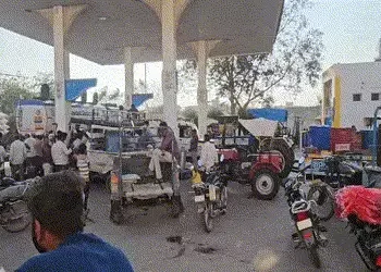 ઈરાન-ઈઝરાયલ યુદ્ધ વચ્ચે અમરેલીમાં અફવાએ નોતરી આફત! પેટ્રોલ પંપો પર પડાપડી, ગેરમાર્ગે ન દોરાવાની પુરવ…