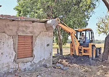 તળાવના વિકાસ માટે અનામત જમીન ઉપર દબાણ દૂર કરાયા | Pressure on reserved land for lake development rem…