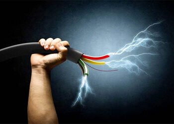 વાડીમાં તૂટી પડેલા વીજ વાયર પર પગ પડતાં કરંટથી પિતાનું મોત, પુત્ર બેભાન | Father dies of electrocuti…