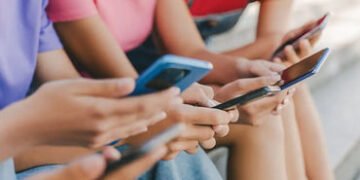 કર્ણાટક-આંધ્રમાં બાળકોના સોશિયલ મીડિયા પર પ્રતિબંધ | Children’s social media banned in Karnataka And…