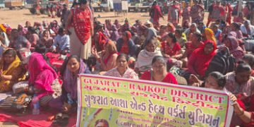 1.40 લાખ આંગણવાડી વર્કર્સે ઓનલાઈન કામનો બહિષ્કાર કર્યો, મોબાઇલ-પગાર વધારા મુદ્દે ફરી આંદોલન | gujara…