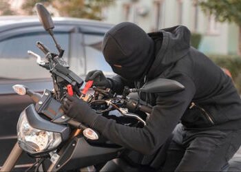 જામનગરમાં કે.વી રોડ પર કાચની ખરીદી કરવા માટે આવેલા વેપારીનું માત્ર 15 મિનિટમાં બાઈક ચોરાયું | busine…