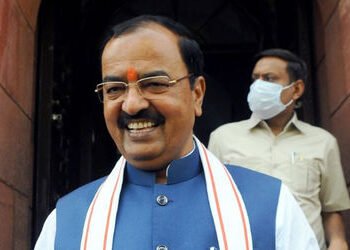 યુપીના નાયબ CMનો માંડ માંડ જીવ બચ્યો, હેલિકોપ્ટરમાં ચાલુ ઉડાને ધૂમાડો ઉઠતાં ઈમરજન્સી લેન્ડિંગ | UP D…