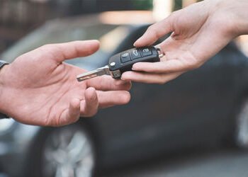 ભાડે લઈ કાર લઈને ફરાર : વડોદરાના યુવક સાથે વિશ્વાસઘાત | vadodara youth cheated by renting car