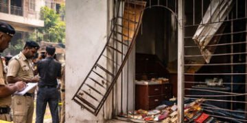 અમદાવાદમાં ચોરોનો આંતક: રાણીપમાં ધોળા દિવસે બારીની ગ્રીલ તોડીને તસ્કરો લાખોના દાગીના લઈને ફરાર | Ahm…