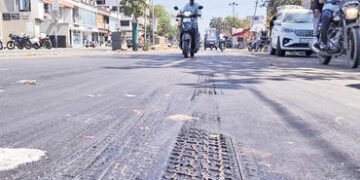 સુરન્દ્વનગરમાં 3.50 કરોડના ખર્ચે બનાવેલો ડામર રોડ પીગળ્યો | Asphalt road built at a cost of Rs 3 50 …