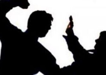 ધો.૮ની વિદ્યાર્થિનીની હેરાનગતિનો આરોપ, વાલીઓ વચ્ચે મારામારી | clash between parents outside royal sc…