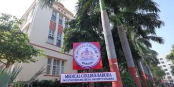 બરોડા મેડિકલ કોલેજ સતામણી કેસ, અધ્યાપકને બે વર્ષ સુધી પરીક્ષાની કામગીરી નહીં અપાય | baroda medical c…