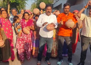 પરશુરામભઠ્ઠામાં પાણીની સમસ્યાથી ત્રસ્ત રહીશોએ માટલા ફોડ્યા | Residents of Parshuram Bhatta troubled …