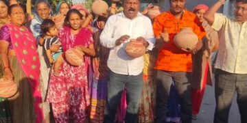 પરશુરામભઠ્ઠામાં પાણીની સમસ્યાથી ત્રસ્ત રહીશોએ માટલા ફોડ્યા | Residents of Parshuram Bhatta troubled …