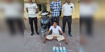 અમદાવાદમાં ભારત-ન્યૂઝીલેન્ડ ફાઇનલની ટિકિટોનું કાળાબજાર, સાબરમતી પોલીસે 8 ટિકિટ સાથે યુવકને ઝડપ્યો | …