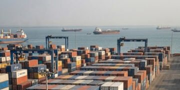 યુદ્ધની વ્યાપક અસર, કંડલા પોર્ટ પર નિકાસ માટેના 1500 કન્ટેનર અટવાયાં, વેપારીઓ મુશ્કેલીમાં | kandla p…