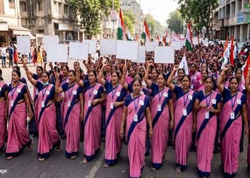 જામનગરમાં આંગણવાડીની બહેનો દ્વારા પગાર વધારા સહિતની 14 માંગણીઓ લાંબા સમયથી પડતર હોવાથી ઉગ્ર વિરોધ પ્…