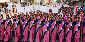 જામનગરમાં આંગણવાડીની બહેનો દ્વારા પગાર વધારા સહિતની 14 માંગણીઓ લાંબા સમયથી પડતર હોવાથી ઉગ્ર વિરોધ પ્…