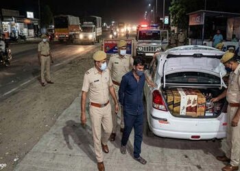 જામનગરના કિશન ચોક વિસ્તારમાં ઈંગ્લીશ દારૂની હેરાફેરી કરી રહેલો એક શખ્સ પકડાયો | A man was caught for…