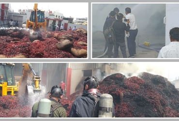 જામનગર: હાપા ઈન્ડસ્ટ્રીયલ એરિયાની મસાલા ફેક્ટરીમાં ભીષણ આગ, 35 ટન મરચાનો જથ્થો બળીને ખાખ | Massive F…